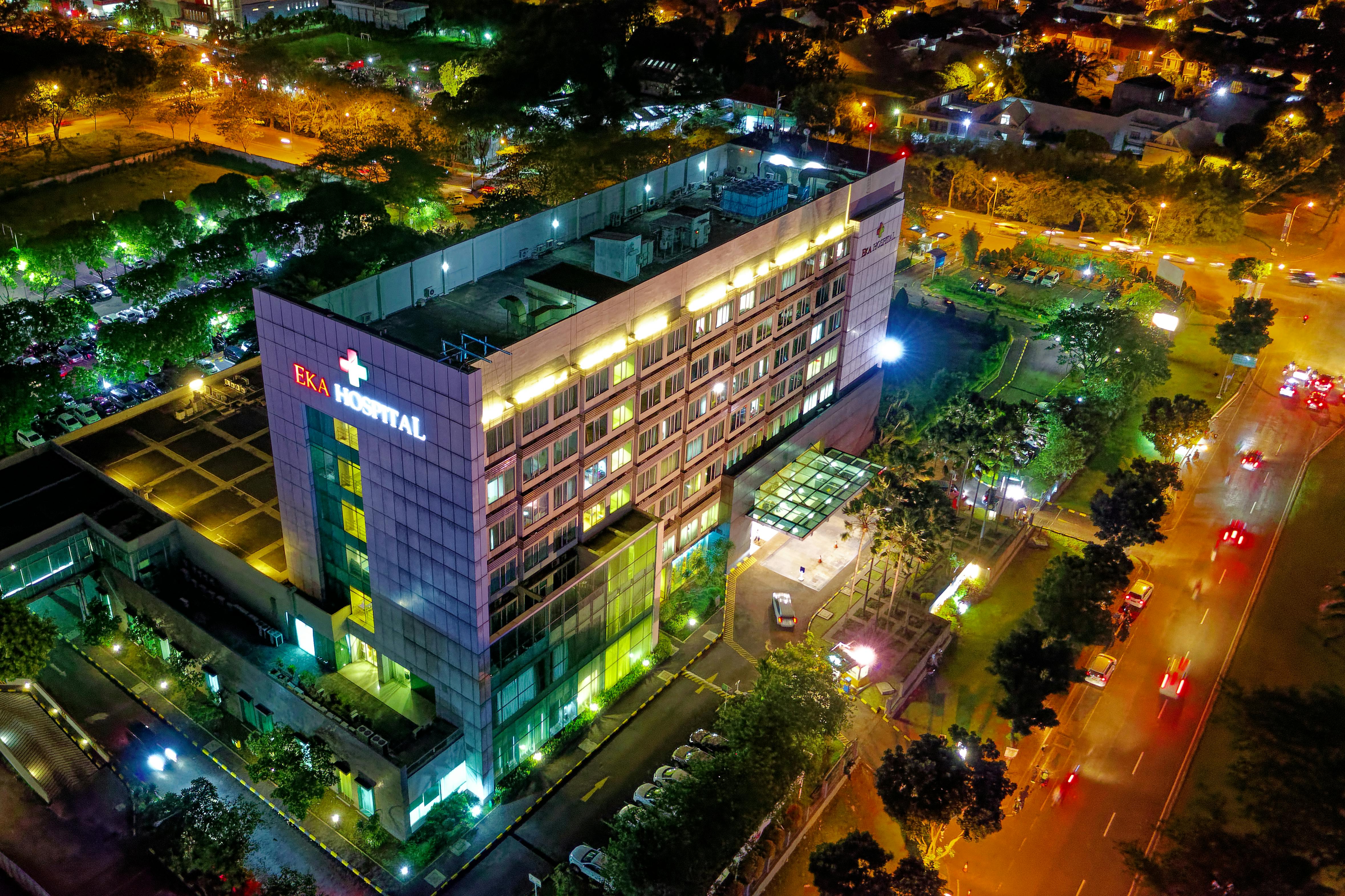 Emergency Generator Fueling for Hospitals – Reliable Power Solutions | BettyJet Aerial view of Eka Hospital illuminated at night, showcasing emergency services access and surrounding urban infrastructure, relevant to critical fuel delivery for hospitals in Florida.